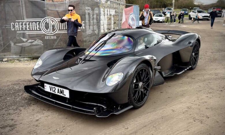 aston martin valkyrie with exposed carbon fiber body ظهور نادر لاستون مارتن فالكيري بسعر 12 مليون ريال في الشوارع العامة