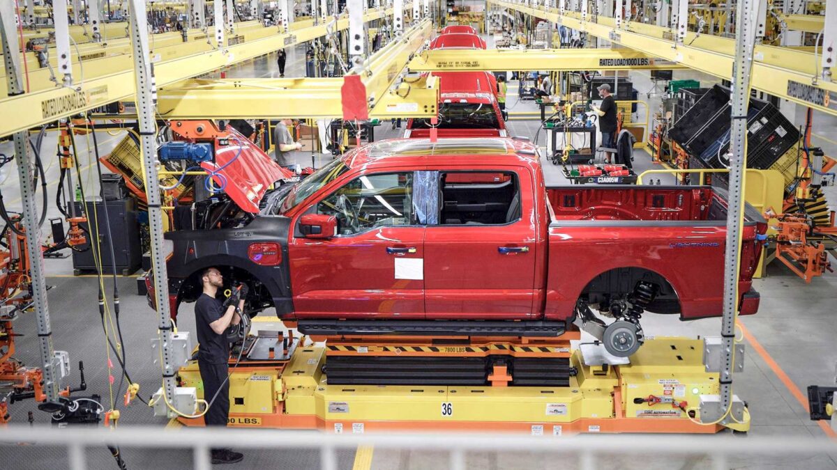 ford f 150 lightning production 4 توقف إنتاج فورد F-150 لايتنينج الكهربائية وتعليق شحناتها للوكالات