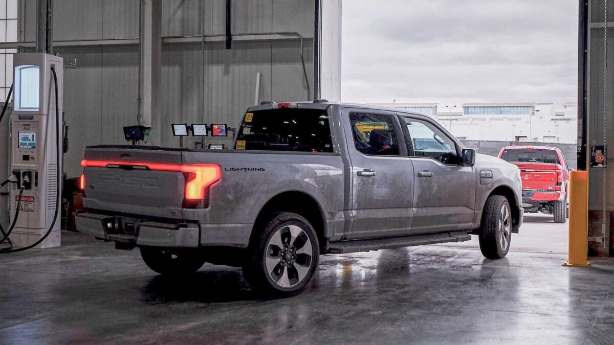 ford f 150 lightning production 8 توقف إنتاج فورد F-150 لايتنينج الكهربائية وتعليق شحناتها للوكالات