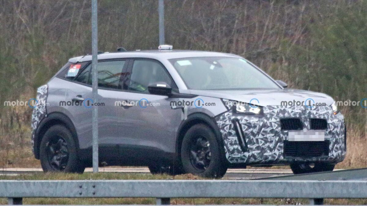 new peugeot 2008 spy shots 1 رصد بيجو 2008 موديل 2024 أثناء اختبارها بتحديثات منتصف العمر للتصميم والتقنيات