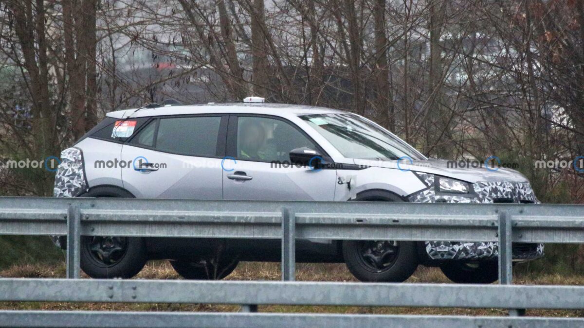 new peugeot 2008 spy shots 2 رصد بيجو 2008 موديل 2024 أثناء اختبارها بتحديثات منتصف العمر للتصميم والتقنيات