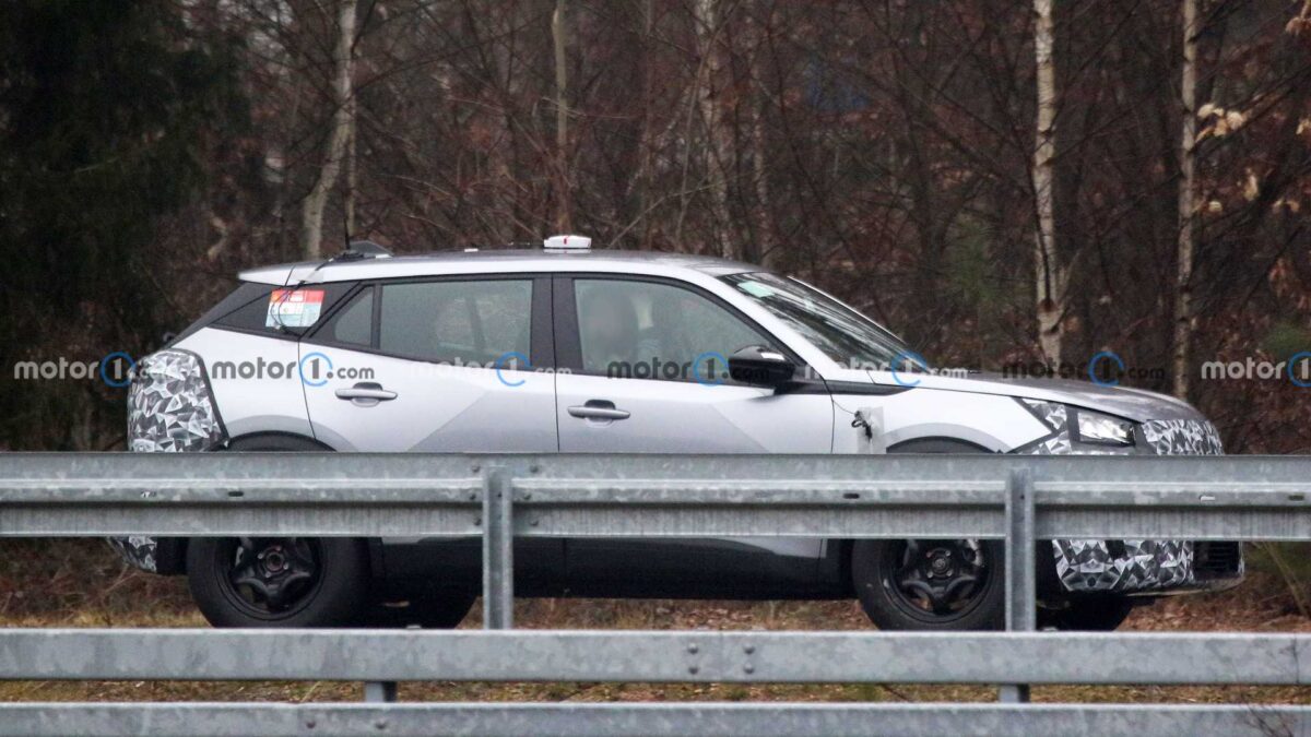 new peugeot 2008 spy shots 3 رصد بيجو 2008 موديل 2024 أثناء اختبارها بتحديثات منتصف العمر للتصميم والتقنيات