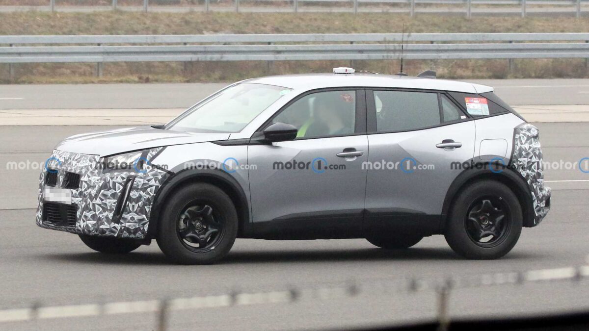 new peugeot 2008 spy shots 5 رصد بيجو 2008 موديل 2024 أثناء اختبارها بتحديثات منتصف العمر للتصميم والتقنيات