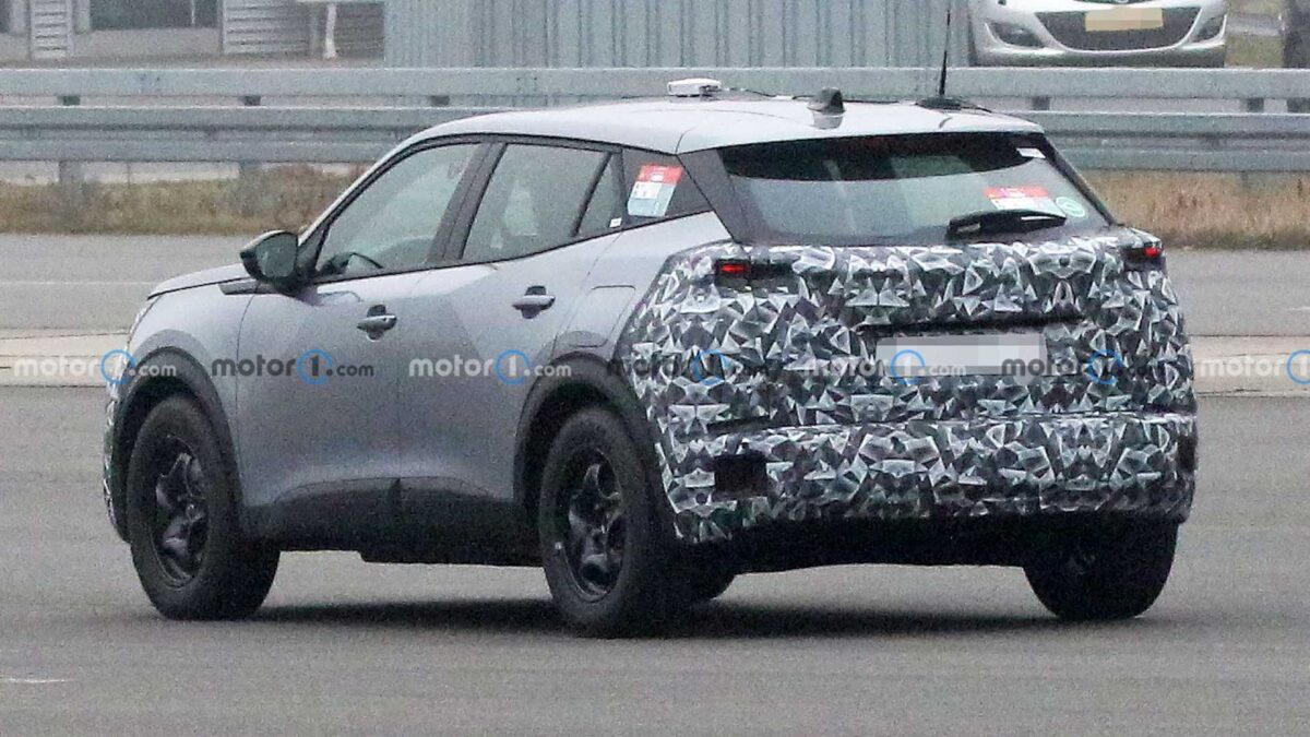 new peugeot 2008 spy shots 7 رصد بيجو 2008 موديل 2024 أثناء اختبارها بتحديثات منتصف العمر للتصميم والتقنيات