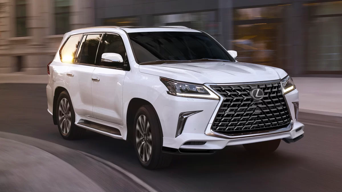 2021 Lexus LX exterior 01 قبل شراء لكزس 2021 مستعملة: إليك نصائح ذهبية