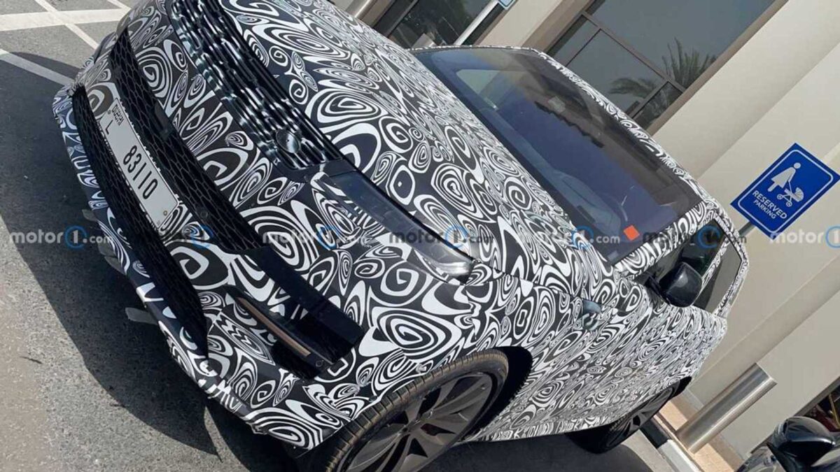 2023 land rover range rover sport svr spy shots up close 1 رنج روفر سبورت SVR الرائدة بقوة 615 حصان تظهر في فيديو تجسسي جديد