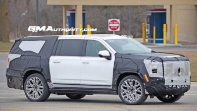 2024 GMC Yukon XL Refresh Prototype Spy Shots 24 Inch Wheels March 2023 Exterior 008 1024x683 1 داخلية وخارجية جي ام سي يوكن 2024 فيس ليفت تظهر أثناء اختبارها