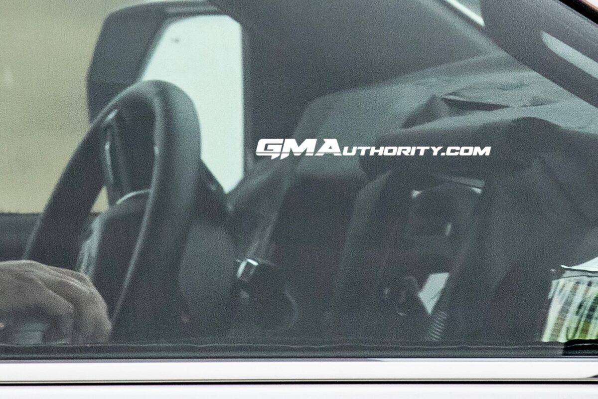 2024 GMC Yukon XL Refresh Prototype Spy Shots March 2023 Interior 002 داخلية وخارجية جي ام سي يوكن 2024 فيس ليفت تظهر أثناء اختبارها