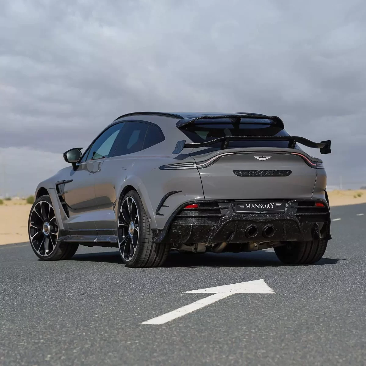 Aston Martin DBX 2 استون مارتن DBX تحصل على أقوى وأجرأ إصدار معدل حتى الآن من مانسوري 