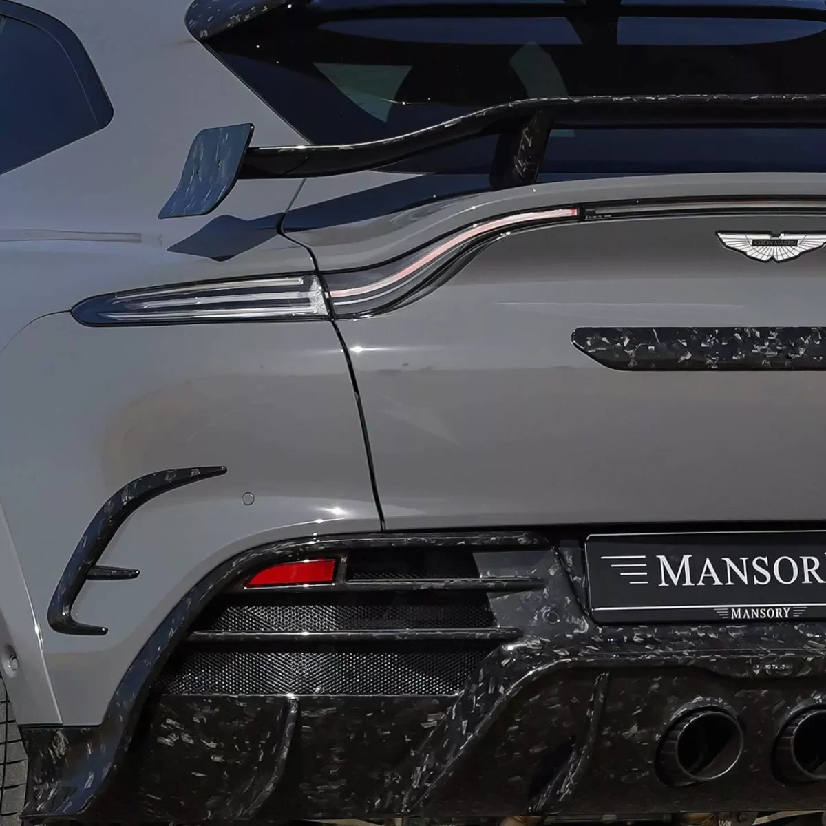 Aston Martin DBX 6 استون مارتن DBX تحصل على أقوى وأجرأ إصدار معدل حتى الآن من مانسوري 