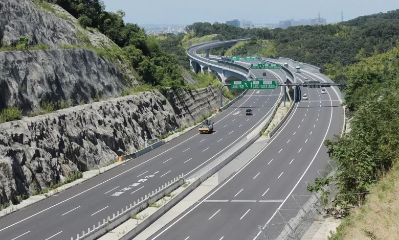 Japanese Expressway a 1536x864 1 اليابان تطور أول مسار في العالم للسيارات والشاحنات ذاتية القيادة