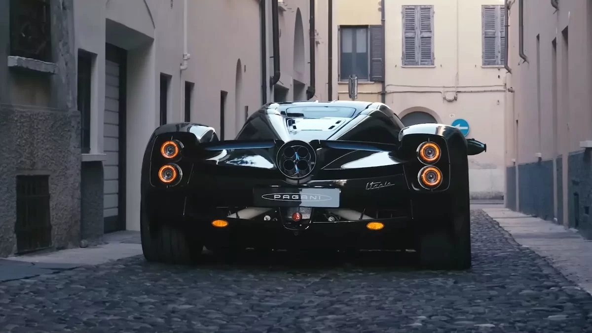 Pagani Utopia Video 2 باجاني يوتوبيا الخارقة تجوب شوارع مدينة إيطالية تاريخية وتذهل الناظرين بطلائها الجديد