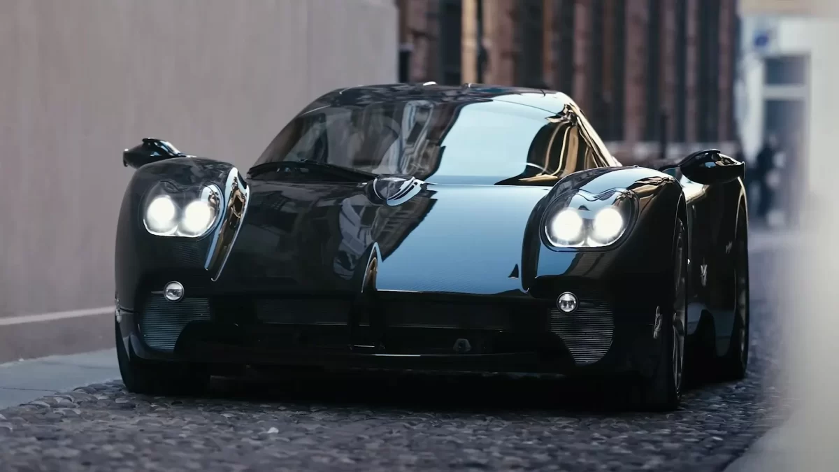 Pagani Utopia Video 3 باجاني يوتوبيا الخارقة تجوب شوارع مدينة إيطالية تاريخية وتذهل الناظرين بطلائها الجديد