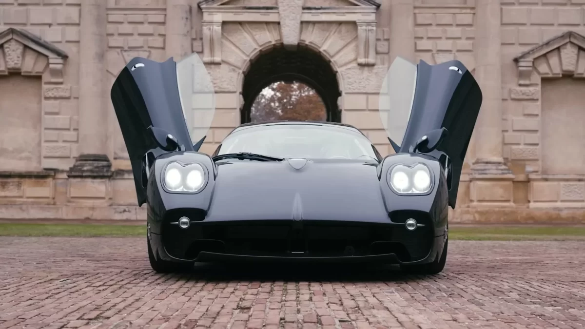 Pagani Utopia Video 4 باجاني يوتوبيا الخارقة تجوب شوارع مدينة إيطالية تاريخية وتذهل الناظرين بطلائها الجديد