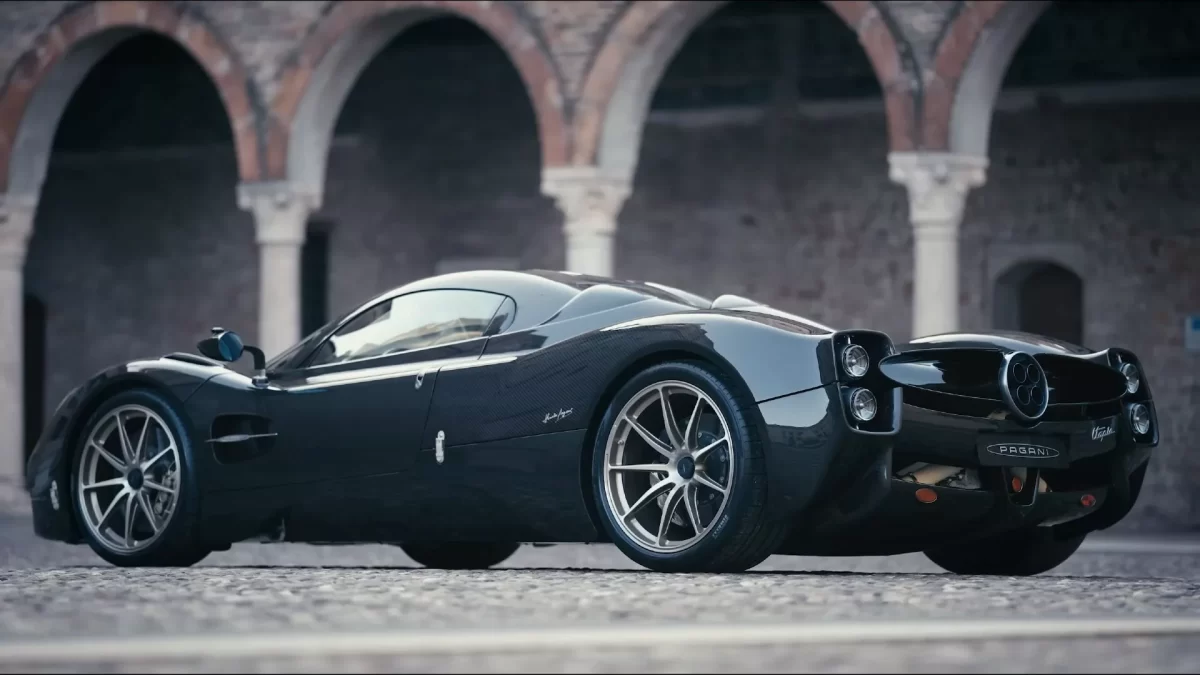 Pagani Utopia Video 5 باجاني يوتوبيا الخارقة تجوب شوارع مدينة إيطالية تاريخية وتذهل الناظرين بطلائها الجديد