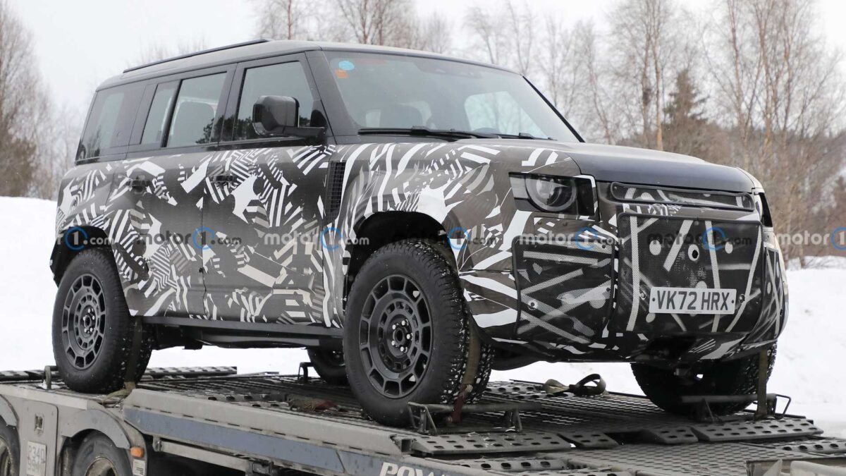 land rover defender svx spy photos 1 لاندروفر تختبر إصدار ديفندر SVX الأكثر قوة في حلبة نوربورغرينغ الألمانية