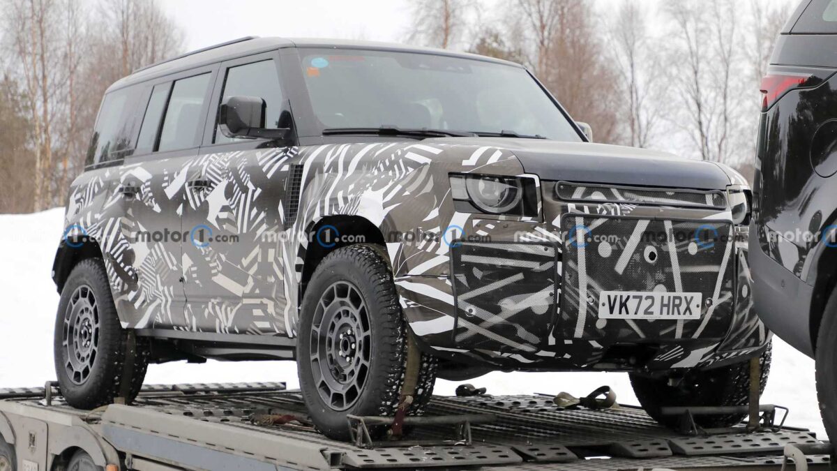 land rover defender svx spy photos لاندروفر تختبر إصدار ديفندر SVX الأكثر قوة في حلبة نوربورغرينغ الألمانية