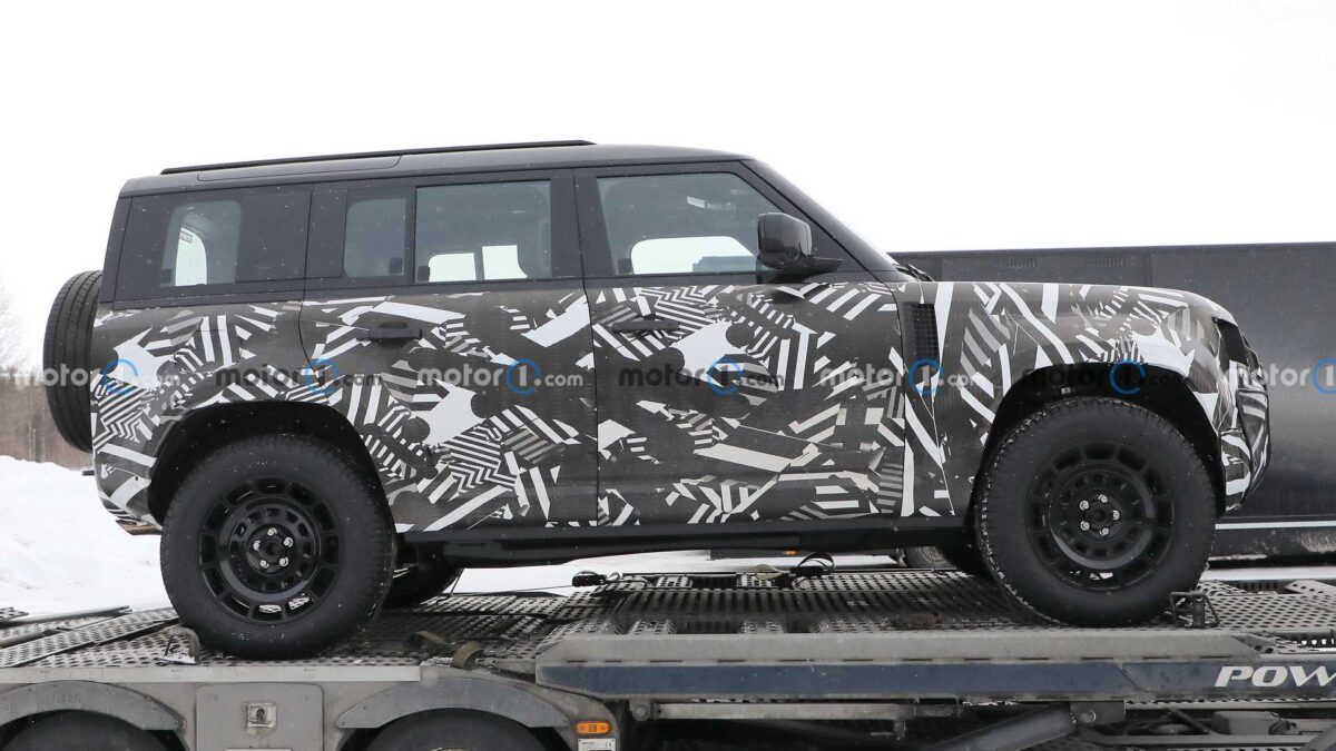 land rover defender svx spy photos 2 لاندروفر تختبر إصدار ديفندر SVX الأكثر قوة في حلبة نوربورغرينغ الألمانية