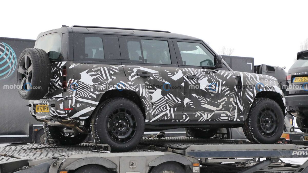 land rover defender svx spy photos 3 لاندروفر تختبر إصدار ديفندر SVX الأكثر قوة في حلبة نوربورغرينغ الألمانية