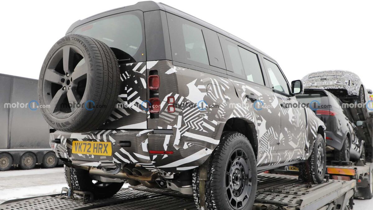 land rover defender svx spy photos 5 لاندروفر تختبر إصدار ديفندر SVX الأكثر قوة في حلبة نوربورغرينغ الألمانية