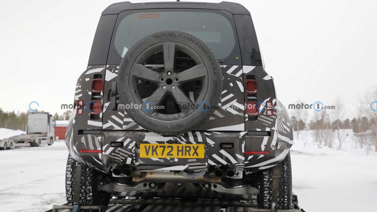 land rover defender svx spy photos 6 لاندروفر تختبر إصدار ديفندر SVX الأكثر قوة في حلبة نوربورغرينغ الألمانية