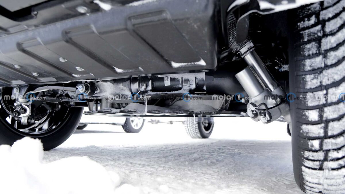 mercedes benz eqg suspension spy photo ظهور جديد لمرسيدس جي كلاس الكهربائية EQG أثناء اختبارات الطقس البارد