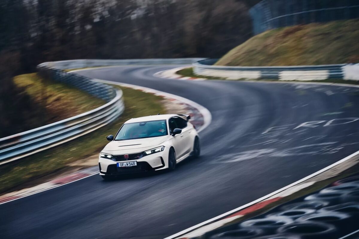 01 2023 Honda Civic Type R at Nurburgring هوندا سيفيك تايب ار تكسر الرقم القياسي لأسرع سيارة دفع أمامي في مضمار نوربورغرينغ الألماني الشهير