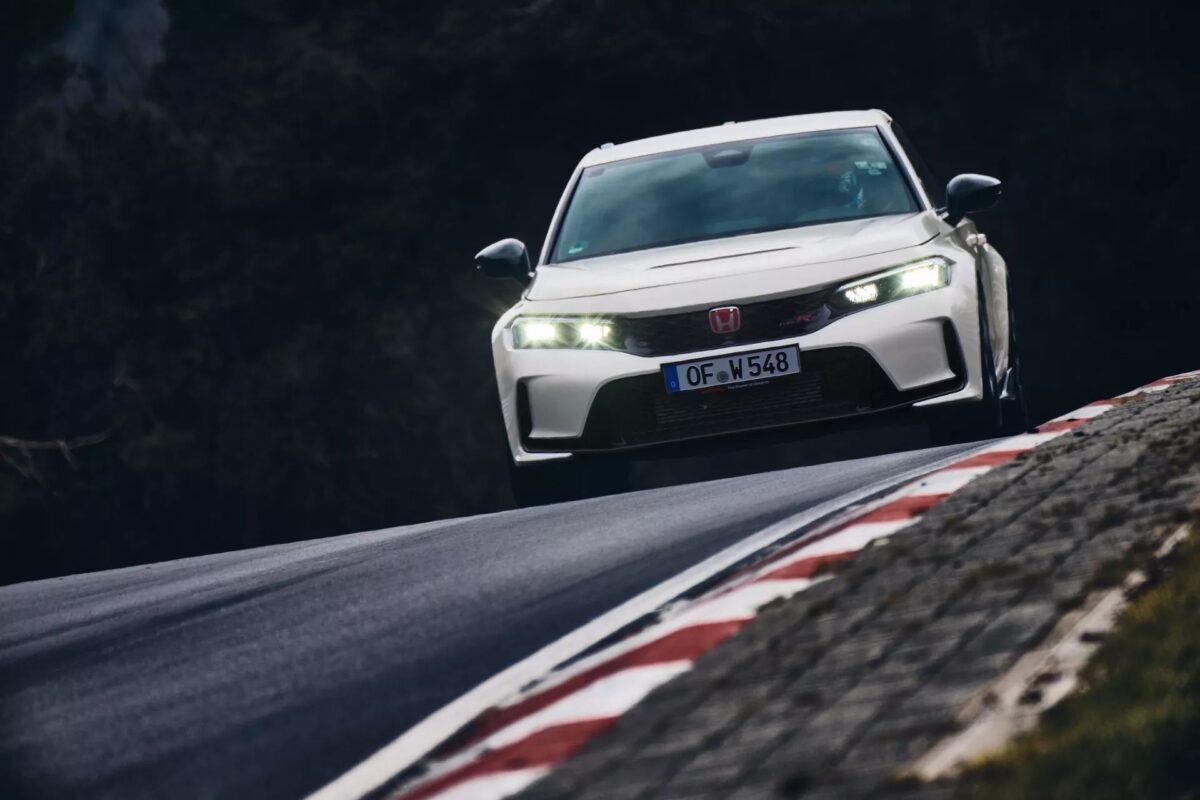 02 2023 Honda Civic Type R at Nurburgring هوندا سيفيك تايب ار تكسر الرقم القياسي لأسرع سيارة دفع أمامي في مضمار نوربورغرينغ الألماني الشهير