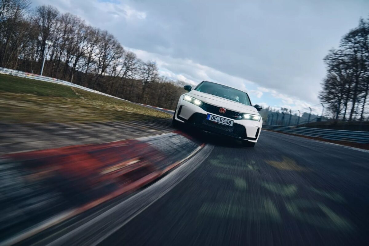 08 2023 Honda Civic Type R at Nurburgring هوندا سيفيك تايب ار تكسر الرقم القياسي لأسرع سيارة دفع أمامي في مضمار نوربورغرينغ الألماني الشهير