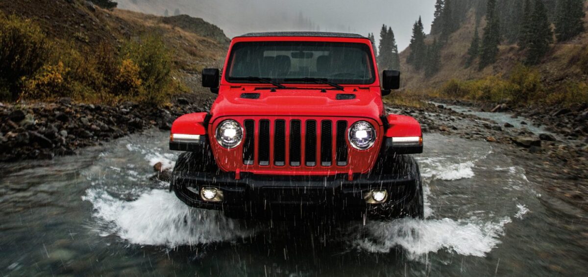 2022 Wrangler Gallery Capability Water Fording Red Rubicon Desktop.jpg.img .1440 كم سعر جيب رانجلر 2023 في السعودية: إليك ما يُميز أسطورة الطرق الوعرة