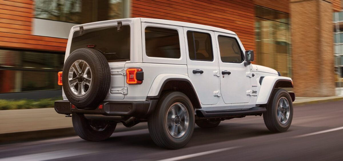 2022 Wrangler Gallery Exterior Black Wrangler Driving In City Sahara Desktop.jpg.img .1440 كم سعر جيب رانجلر 2023 في السعودية: إليك ما يُميز أسطورة الطرق الوعرة