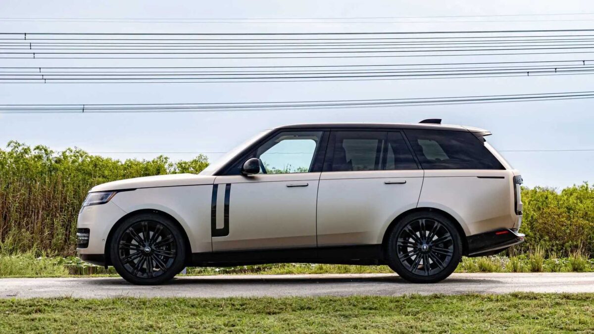 2022 land rover range rover exterior review 1 لاندروفر تشوق لرنج روفر الكهربائية وتعلن عن استثمارات هائلة بقيمة 70 مليار ريال لتحديث مصانعها