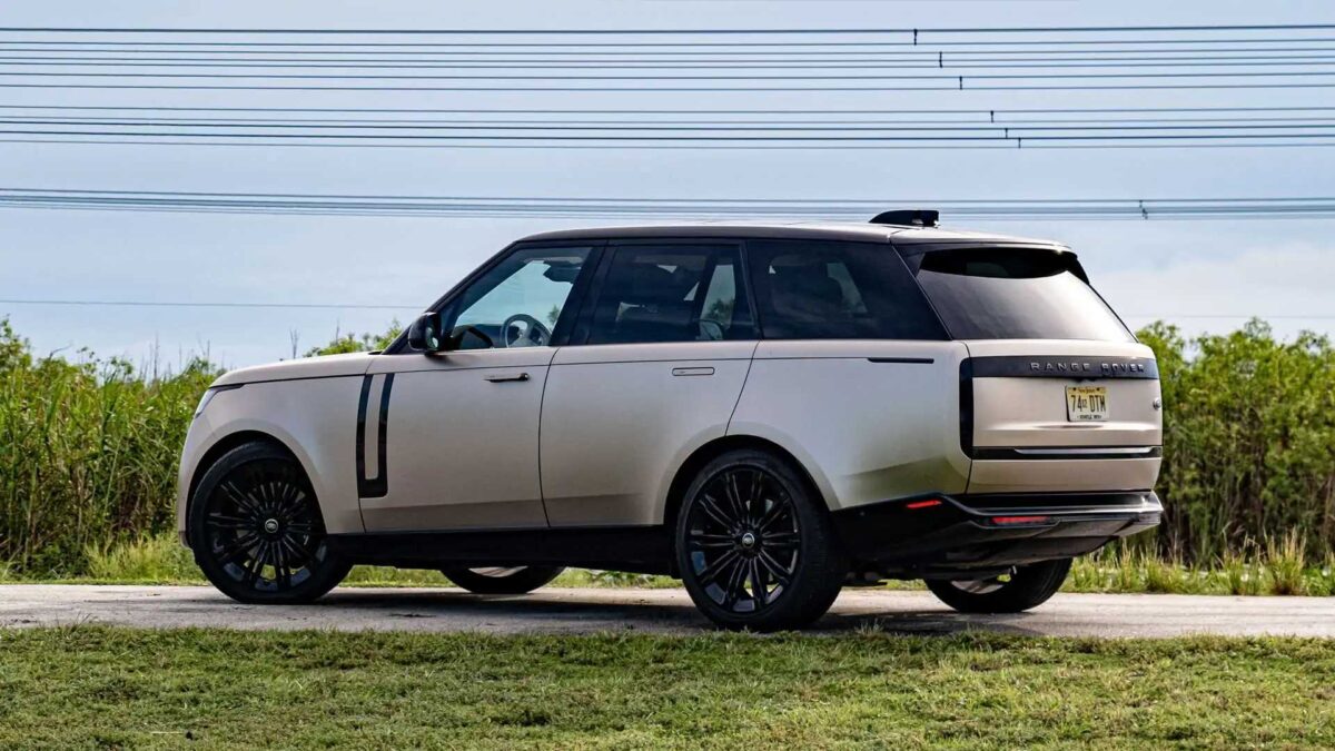 2022 land rover range rover exterior review 3 لاندروفر تشوق لرنج روفر الكهربائية وتعلن عن استثمارات هائلة بقيمة 70 مليار ريال لتحديث مصانعها