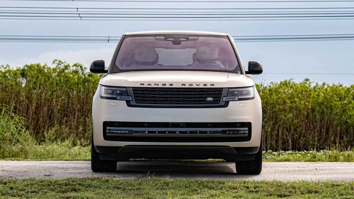 2022 land rover range rover exterior review 4 لاندروفر تشوق لرنج روفر الكهربائية وتعلن عن استثمارات هائلة بقيمة 70 مليار ريال لتحديث مصانعها