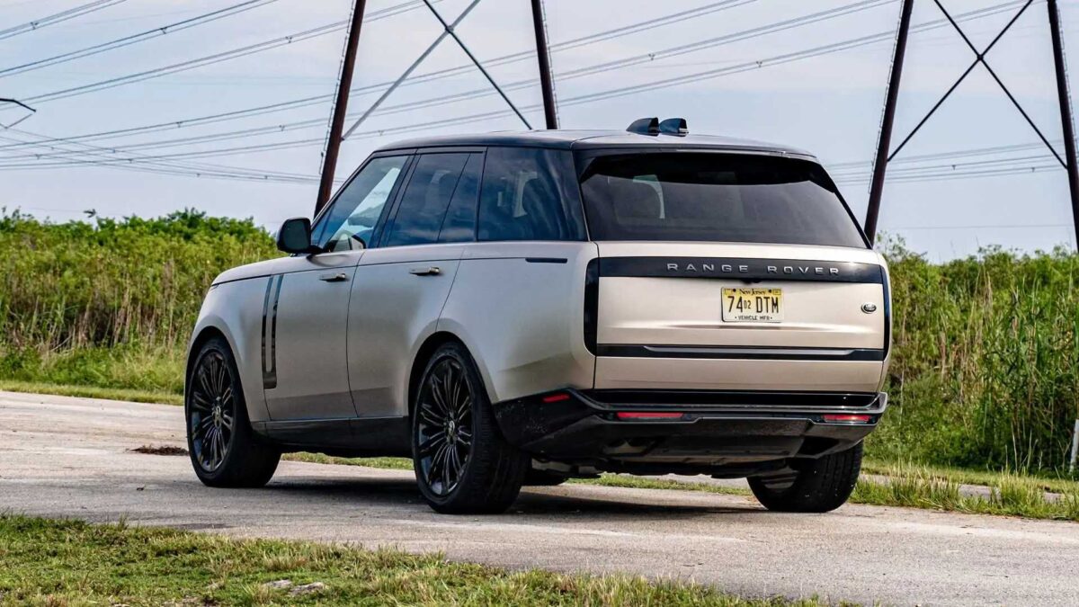 2022 land rover range rover exterior review 5 لاندروفر تشوق لرنج روفر الكهربائية وتعلن عن استثمارات هائلة بقيمة 70 مليار ريال لتحديث مصانعها