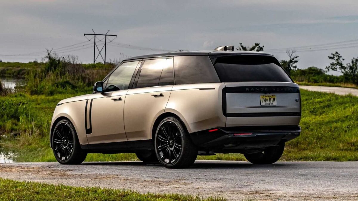 2022 land rover range rover exterior review 7 لاندروفر تشوق لرنج روفر الكهربائية وتعلن عن استثمارات هائلة بقيمة 70 مليار ريال لتحديث مصانعها