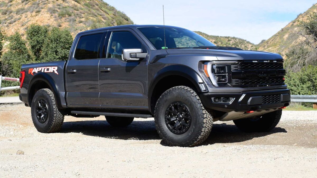 2023 ford f 150 raptor r exterior front quarter فورد تكتسح منافسيها كالعادة في مبيعات الشاحنات بالولايات المتحدة