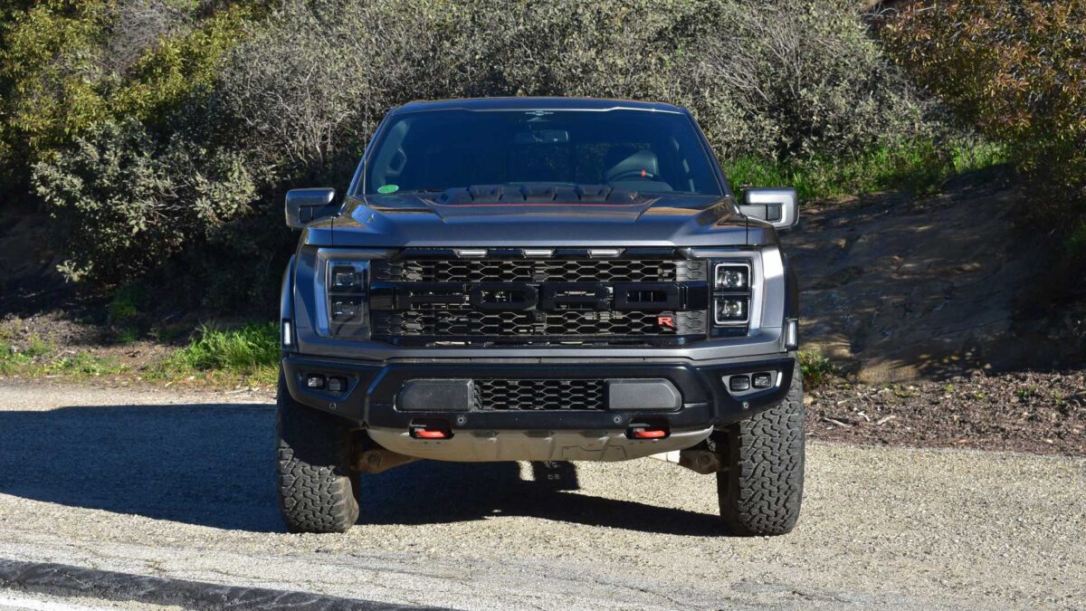 2023 ford f 150 raptor r exterior front view فورد تكتسح منافسيها كالعادة في مبيعات الشاحنات بالولايات المتحدة