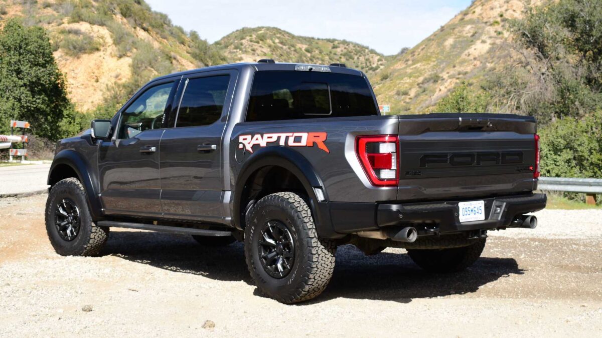 2023 ford f 150 raptor r exterior rear quarter فورد تكتسح منافسيها كالعادة في مبيعات الشاحنات بالولايات المتحدة