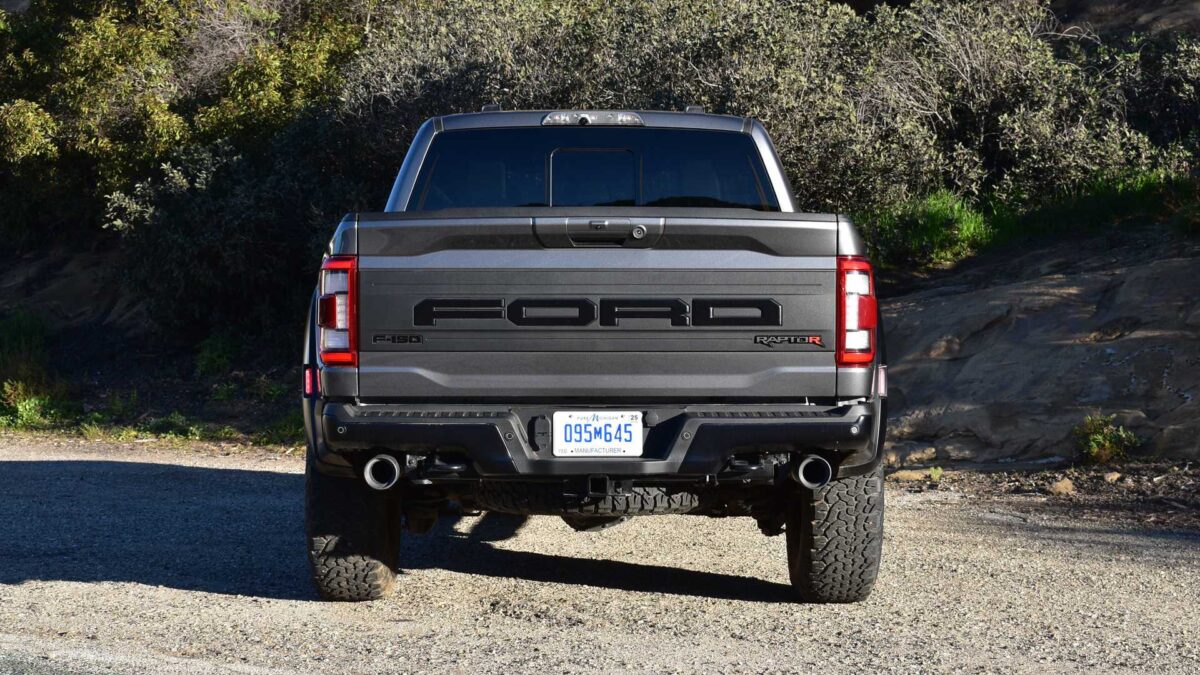 2023 ford f 150 raptor r exterior rear view فورد تكتسح منافسيها كالعادة في مبيعات الشاحنات بالولايات المتحدة