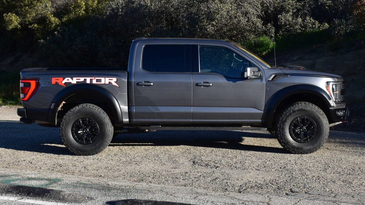 2023 ford f 150 raptor r exterior side profile فورد تكتسح منافسيها كالعادة في مبيعات الشاحنات بالولايات المتحدة