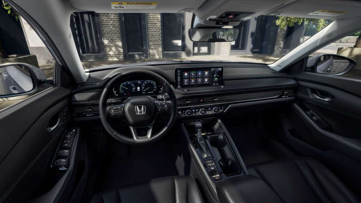 2023 honda accord touring interior dashboard 1 هوندا اكورد 2023 تحصل على أعلى تقييمات السلامة الأمريكية في اختبارات التصادم