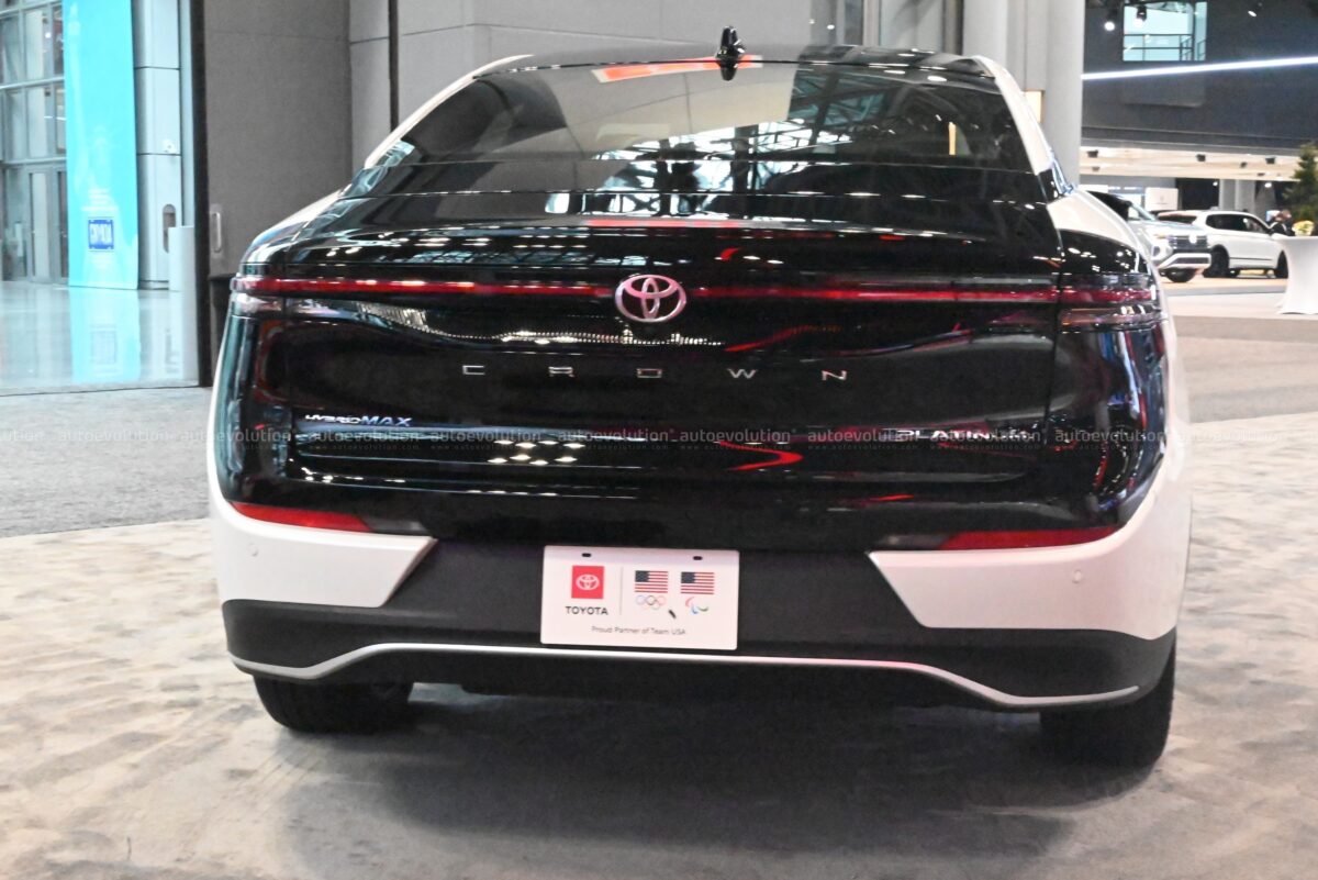 2023 toyota crown japans exclusive luxury brand is reborn and on display in new york 10 تويوتا كراون الجديدة تخطف الأنظار في معرض نيويورك للسيارات