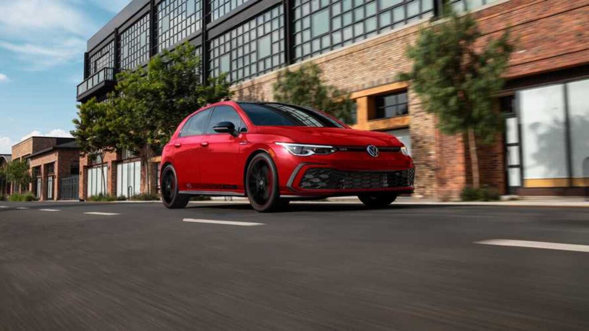 2023 vw golf gti 40th anniversary edition 2 فولكس واجن تحدد آخر الموديلات المزودة بمحركات البنزين قبل التحول لعلامة كهربائية