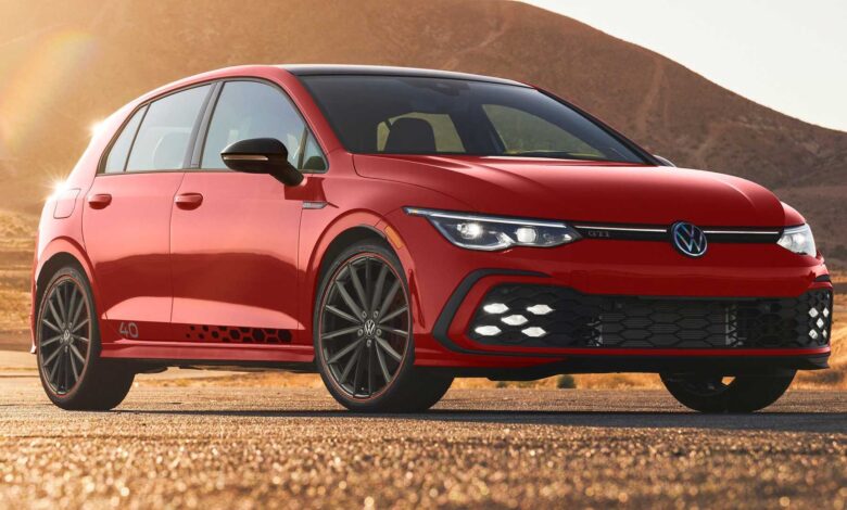 2023 vw golf gti 40th anniversary edition 3 فولكس واجن تحدد آخر الموديلات المزودة بمحركات البنزين قبل التحول لعلامة كهربائية