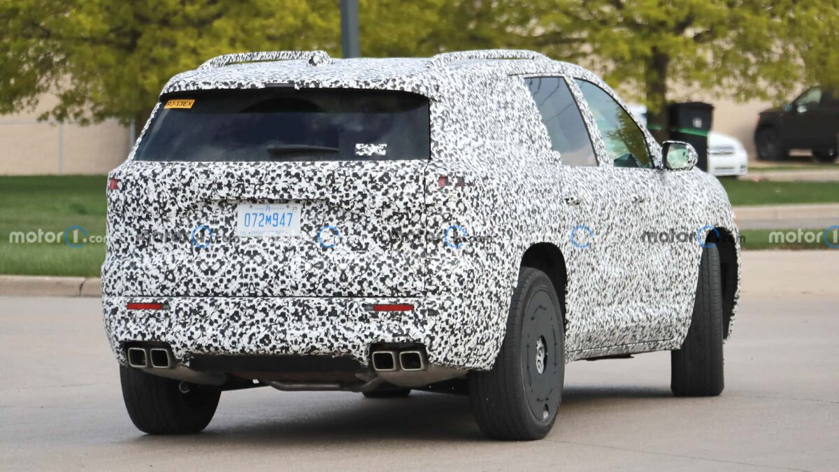 2024 gmc acadia rear view spy photo 1 جي ام سي اكاديا 2024 الجيل الجديد كلياً يظهر أثناء اختباره في الطرق العامة