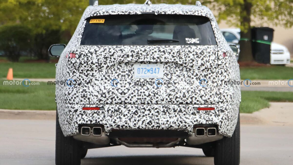 2024 gmc acadia rear view spy photo 2 جي ام سي اكاديا 2024 الجيل الجديد كلياً يظهر أثناء اختباره في الطرق العامة