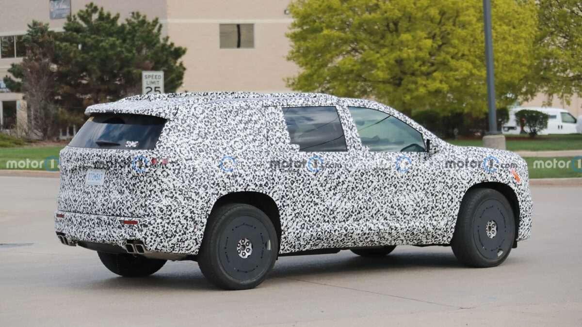 2024 gmc acadia side view spy photo 4 جي ام سي اكاديا 2024 الجيل الجديد كلياً يظهر أثناء اختباره في الطرق العامة