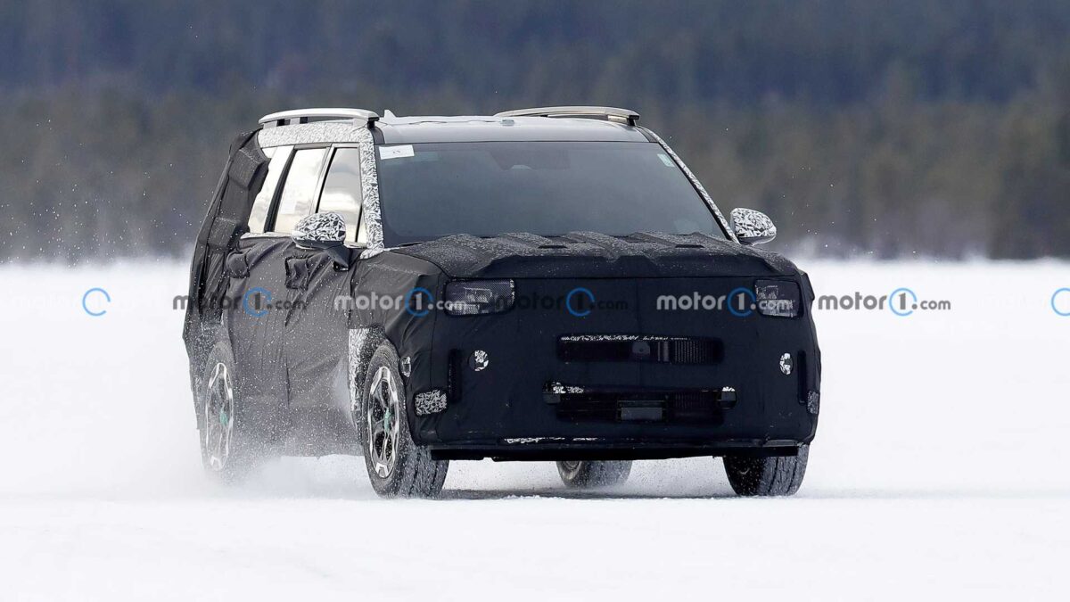 2024 hyundai santa fe new spy photo 1 هيونداي سنتافي 2024 الجيل الجديد كلياً يظهر أثناء اختباره