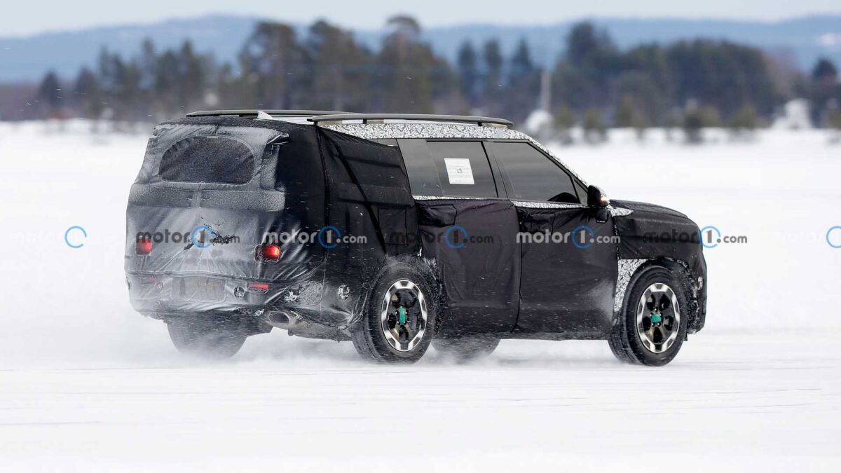 2024 hyundai santa fe new spy photo 10 هيونداي سنتافي 2024 الجيل الجديد كلياً يظهر أثناء اختباره